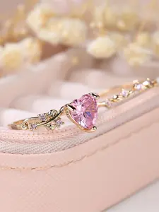 A heart-shaped set ring made of synthetic pink zirconia is fashionable and high-end, suitable for women to wear at travel parties, Fashion Rings
