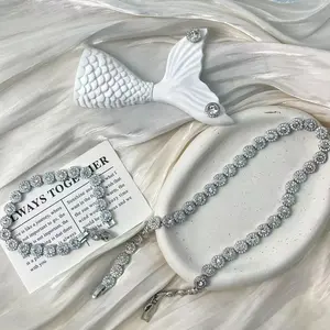 "Charm Collection" Women's Sparkling Round Halo Diamond Stud Earrings: An elegant rhodium-plated silver setting paired with dazzling cubic zirconia, featuring a classic vintage-style mounting design.