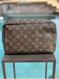 Pre-owned Louis Vuitton Coated Leather Toiletry Bags Vintage Monogram Trousse Toilette 28