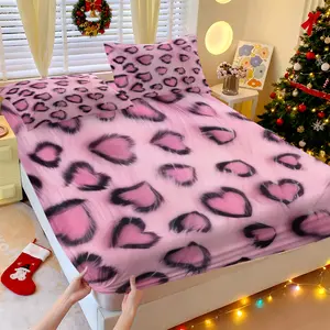 Sweet and cool pink heart-shaped leopard print fitted sheet and pillowcase set, cozy bedding suitable for bedrooms, dormitories, hotels, and other settings.