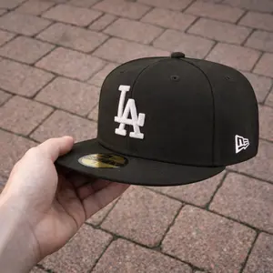 MLB NY Black Fitted Hat – Classic Flat Brim Baseball Cap for Men and Women, Structured Streetwear Style for Everyday Wear