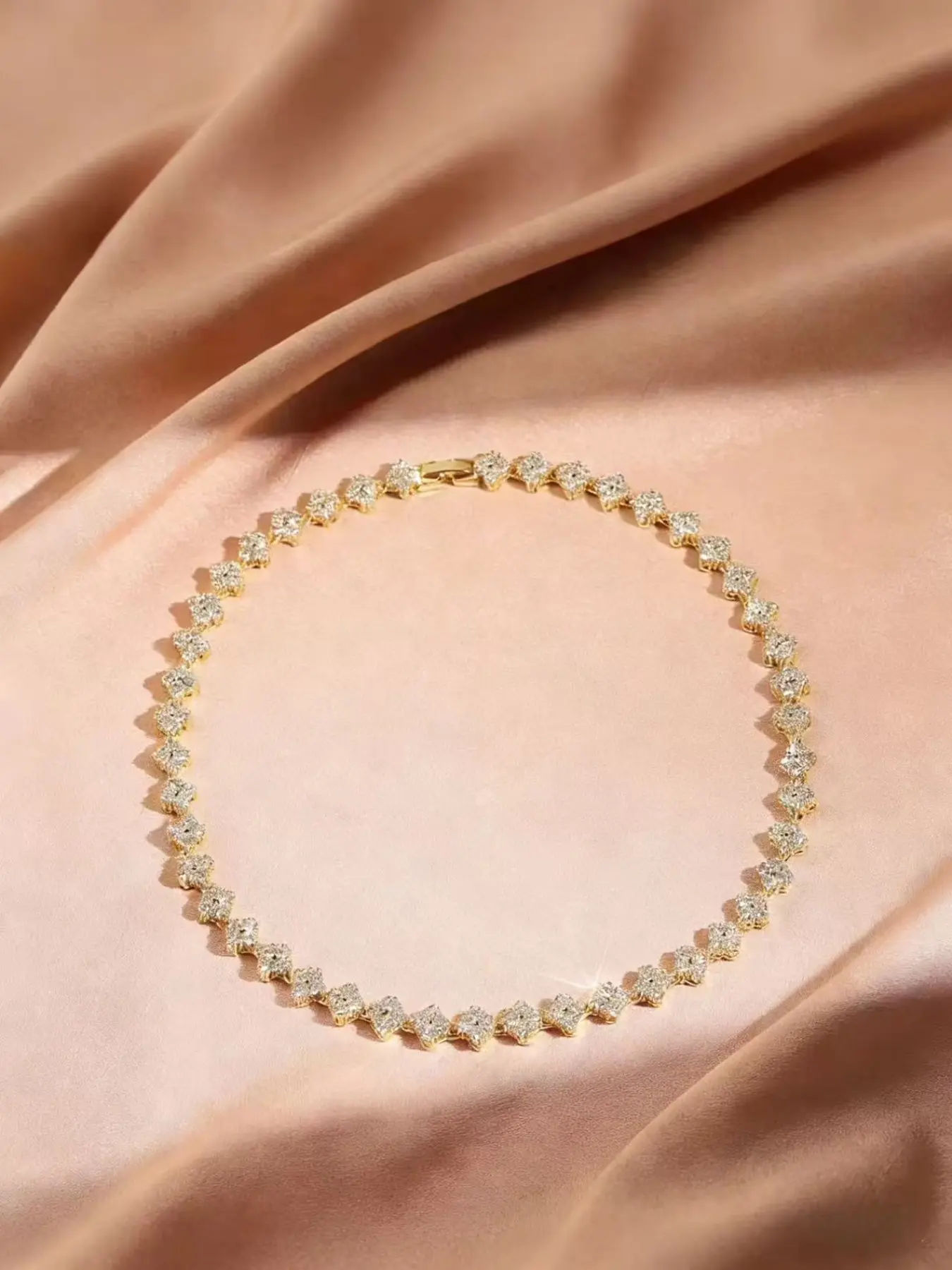 Light Luxury Niche Full-Diamond Clover Choker Chain Necklace for Women – Perfect for Elegant Commute, Versatile Looks, Friend Gatherings & Ideal Exquisite Jewelry Gift Choice. Dainty Choker Necklaces