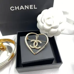 Pre-owned Chanel Metal and Strass Heart Shape Swing Brooch GIA1002