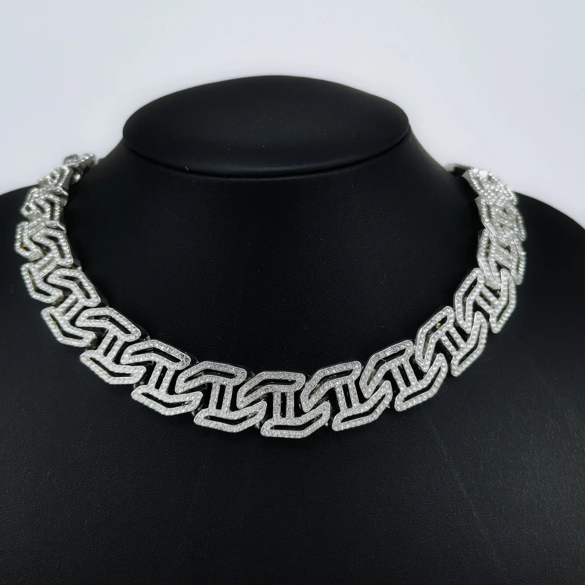 Trendy Cuban chain diamond-encrusted Cuban chain bracelet and necklace for men and women, hip-hop necklace for men and women, fashionable, personalized, alternative, hip-hop and rap style, perfect gift for boyfriend or girlfriend