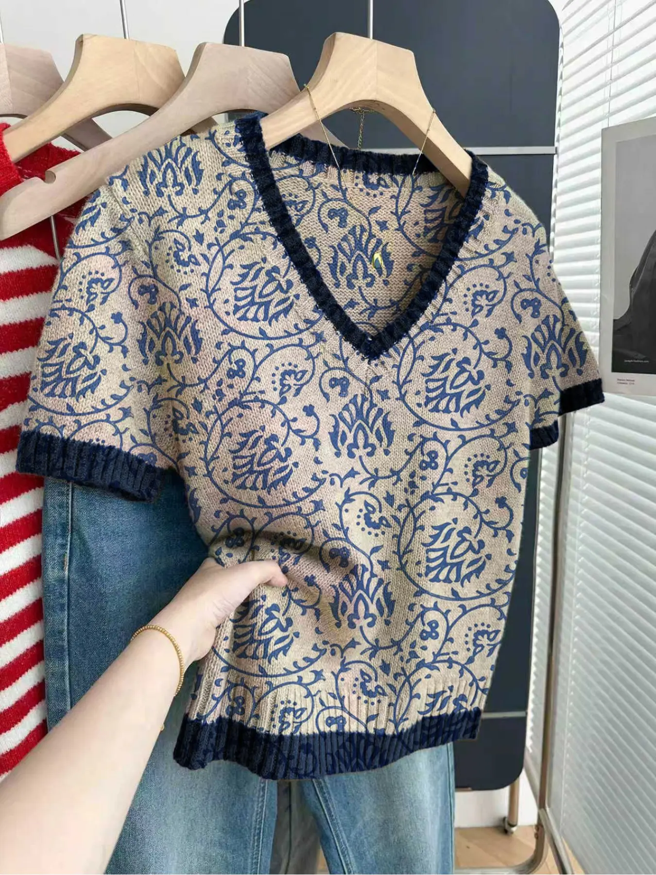 Casual loose V-neck short-sleeve knit top with contrast trim and all-over blue Floral print Fitted. Perfect for spring andsummer, ideal for women's daily wear. Available in khaki and other styles Casual Classy Top