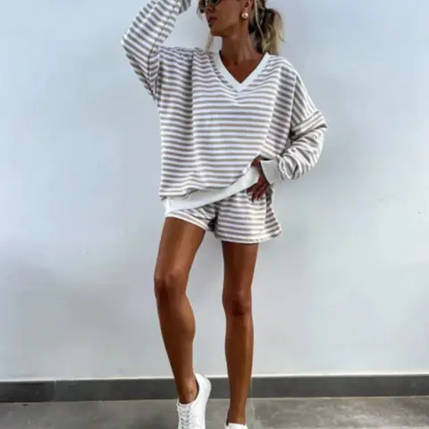 Striped Loose-Fit Hoodie and Shorts Matching Casual Lounge Set Women's, Casual Lazy Style with V Neck Design and Faux Layering, Perfect for Fashionable Outings and Commuting