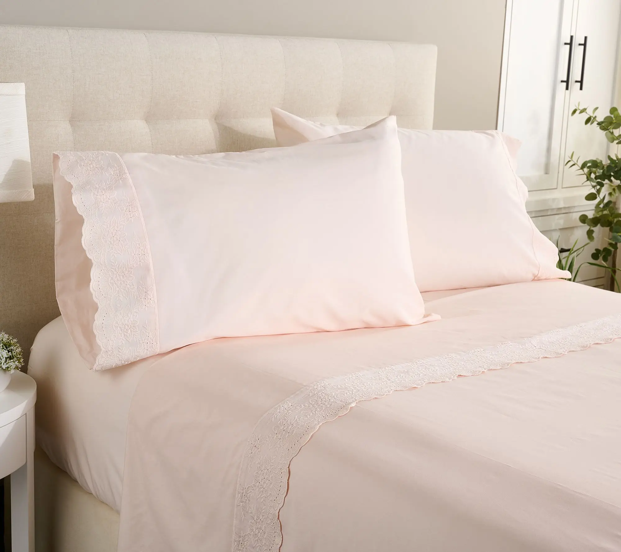 Mrs. H by Dee Hilfiger 300TC Cotton Sateen Eyelet Sheet Set
