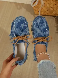 A pair of fashionable and versatile women's comfortable flat shoes, Casual Flats. The lace-up design is suitable for all-day wear. Hand-washable star pattern design, round toe cover, wear-resistant PU sole, medium heel height