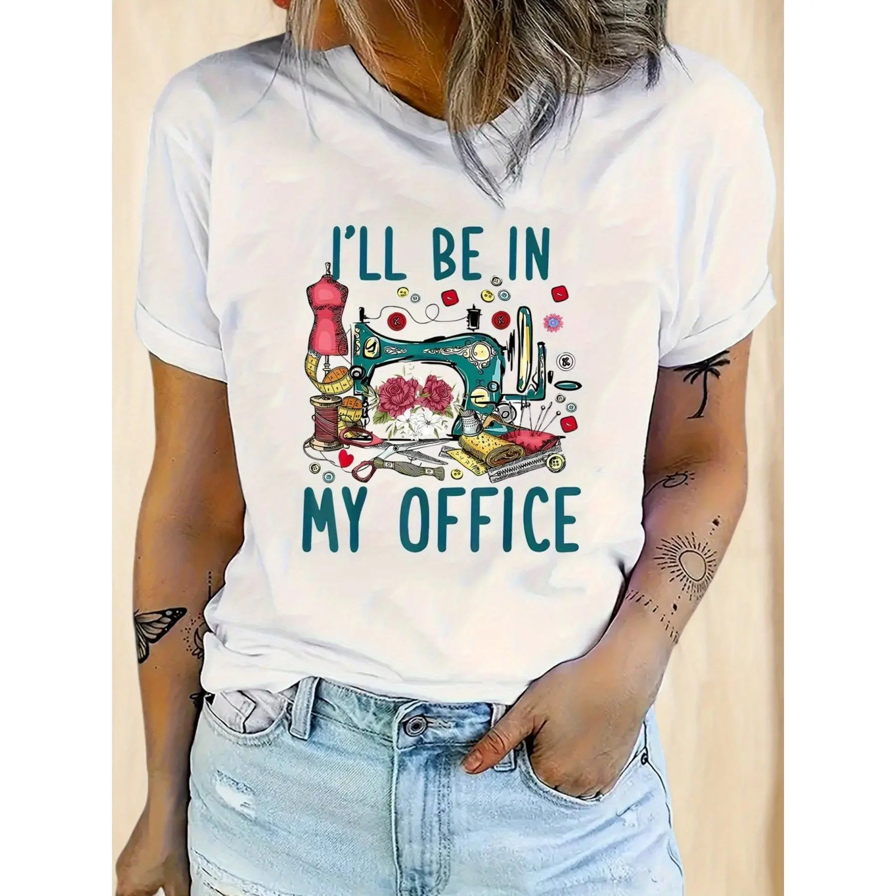 Vintage Sewing-Themed T-Shirt - "I'll Be In My Office" Slogan & Sewing Machine Print, Relaxed Fit Short Sleeve Round Neck Top, Loose H-Line Silhouette Suitable for Crafters, Tailors, Quilters Gift, Casual Attire for Sewing Enthusiasts