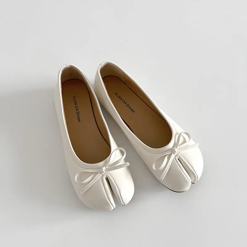 Women’s ballet flats—solid-color round-toe loafers with a soft upper and bow details, minimalist street style, suitable for casual wear