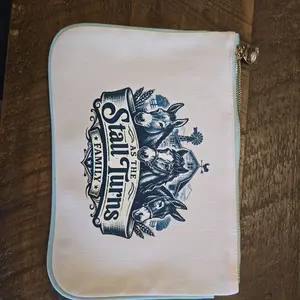 Makeup Case with "Stall Turns" Design, White Color, Zipper Closure, Ideal for Organizing Makeup