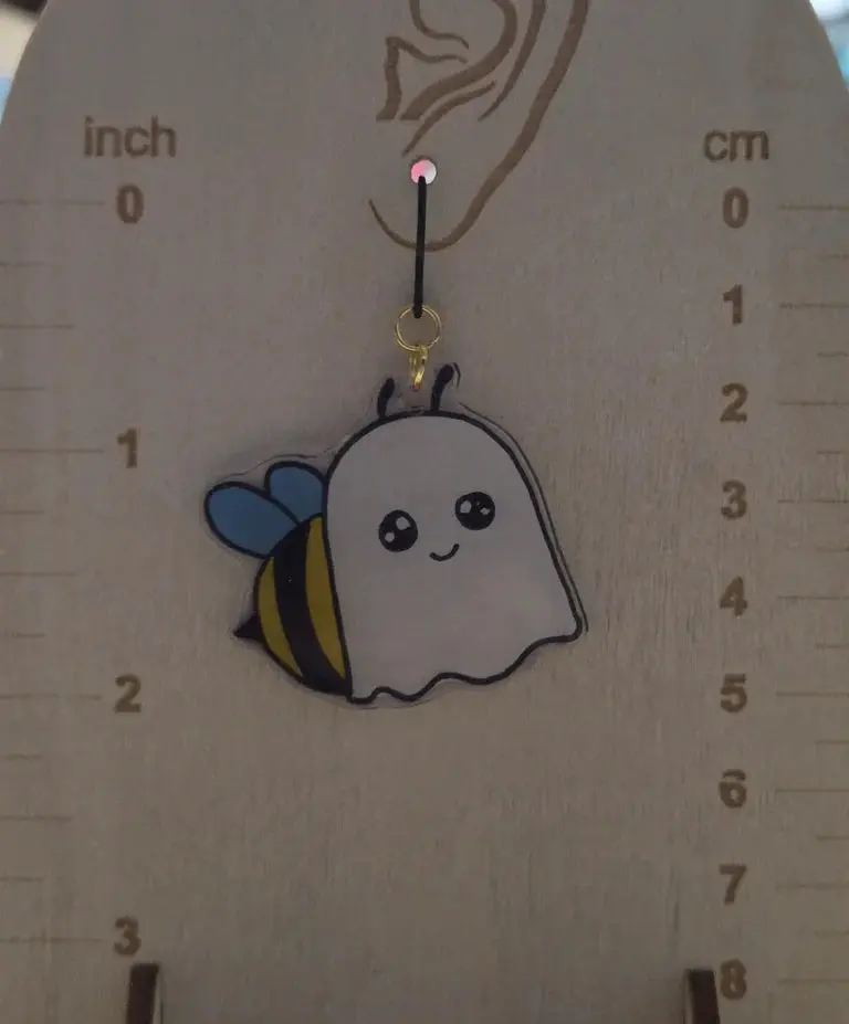 boo-bee Dangly plastic earrings