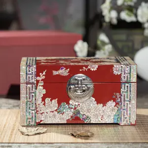 [Black and gold abalone shell lacquer jewelry box] Collector's item