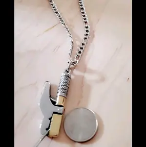 Stinger pendant and Chain