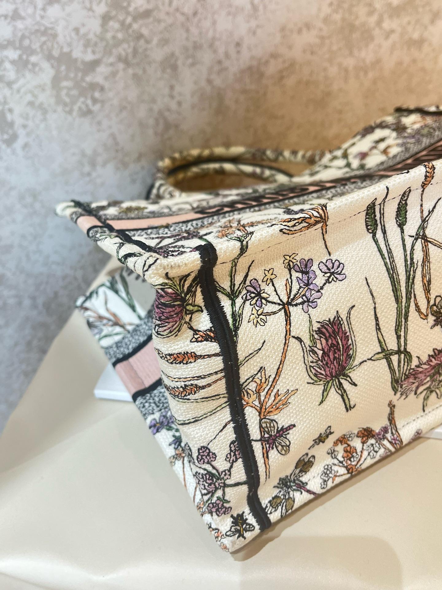 Pre-owned Dior Medium Book Tote from the coveted Florilegio collection, features intricate floral & insect embroidery on white canvas 1919H0553
