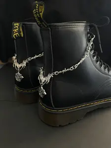 Punk Style Chain & Spider Web Alloy Construction Shoes Decorations As Gifts, Boys/girls Birthday Gift, Summer 2024 Gothic Style Heart & Wing Design Shoes Charms, Fashion Shoes Accessories, Gothic Accents, Valentine's Day, Gift, Unique, Shoe Chains