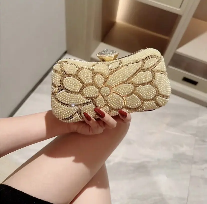 Banquet Clutch Luxury Diamond Buckle Bridal Party Bag with Pearl Design for Elegant Events Banquet Style