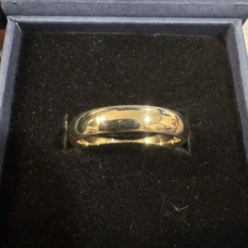 Alianza de oro macizo artesanal