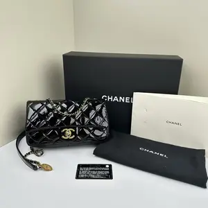 Pre-owned CHANEL Patent Crossbody Bags Quilted CC Medium Black CPU0510