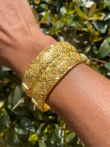 AZARI BANGLE