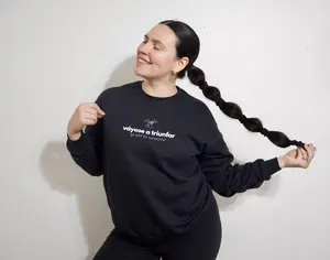 Váyase a Triunfar Sweatshirt Unisex Womenswear Menswear Casual Long Sleeve Cozy Soft Loose Fit Gildan 18000 Heavy Blend