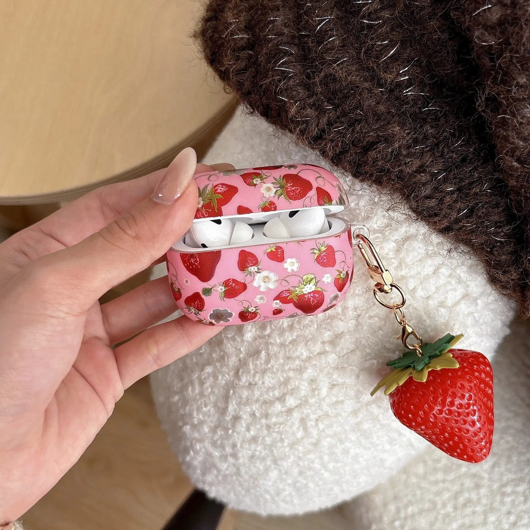 Strawberry Design Earphone Case with Charm for AirPods Pro3, Robust Durability Lightweight Build Protective Cover for AirPods 1/2/3/4, Pro/pro2/pro3 Generation, Detachable Protection, Comprehensive Fit