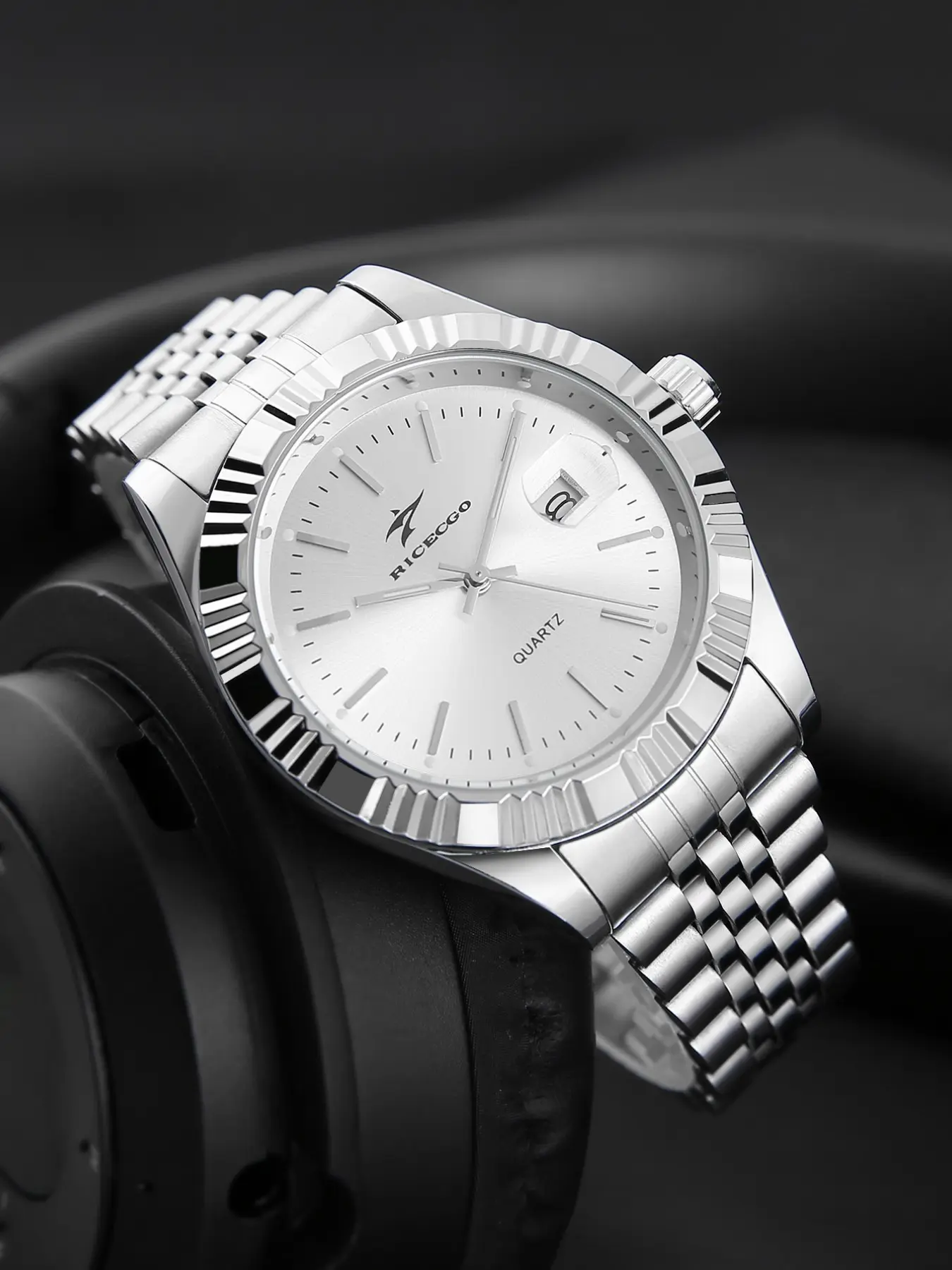 Daily wear Modern fashionable wristwatch with elegant steel design, Quartz Analog Watch and calendar function suitable for men's wrist accessories in office and leisure occasions Modern Watches