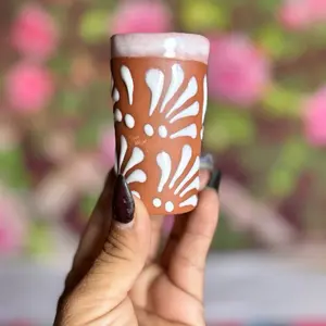Engove tequilero relieve largo color terracota con blanco  <cielito lindo> Drinkware