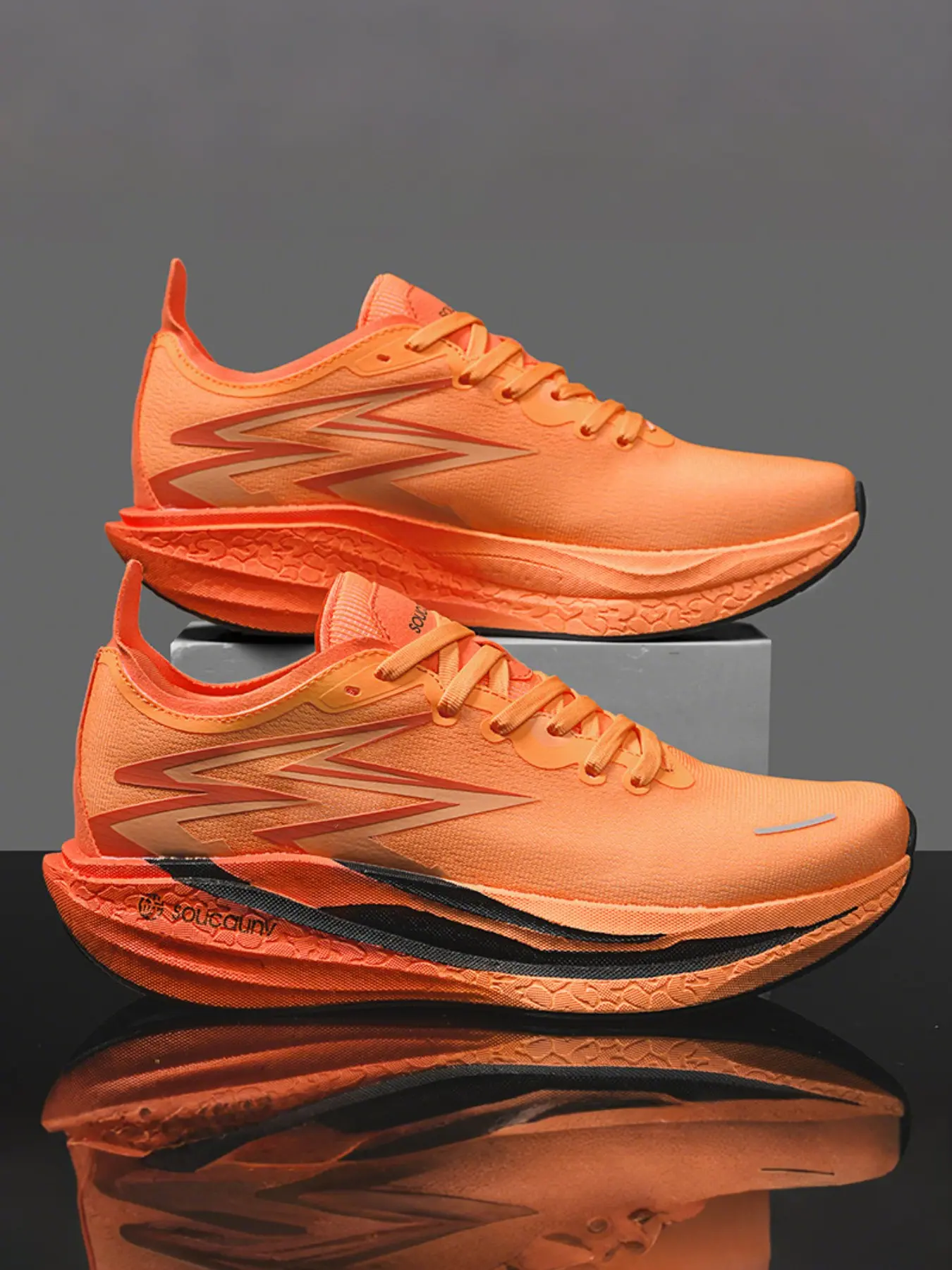 Unisex Fashion Shock-Absorbing Outdoor Running Shoes, Sporty Running Shoes, Fashionable Running Shoes, Lightweight Breathable Anti-Slip Carbon Board Sports Sneakers, 5 Colors, Sizes 35-45
