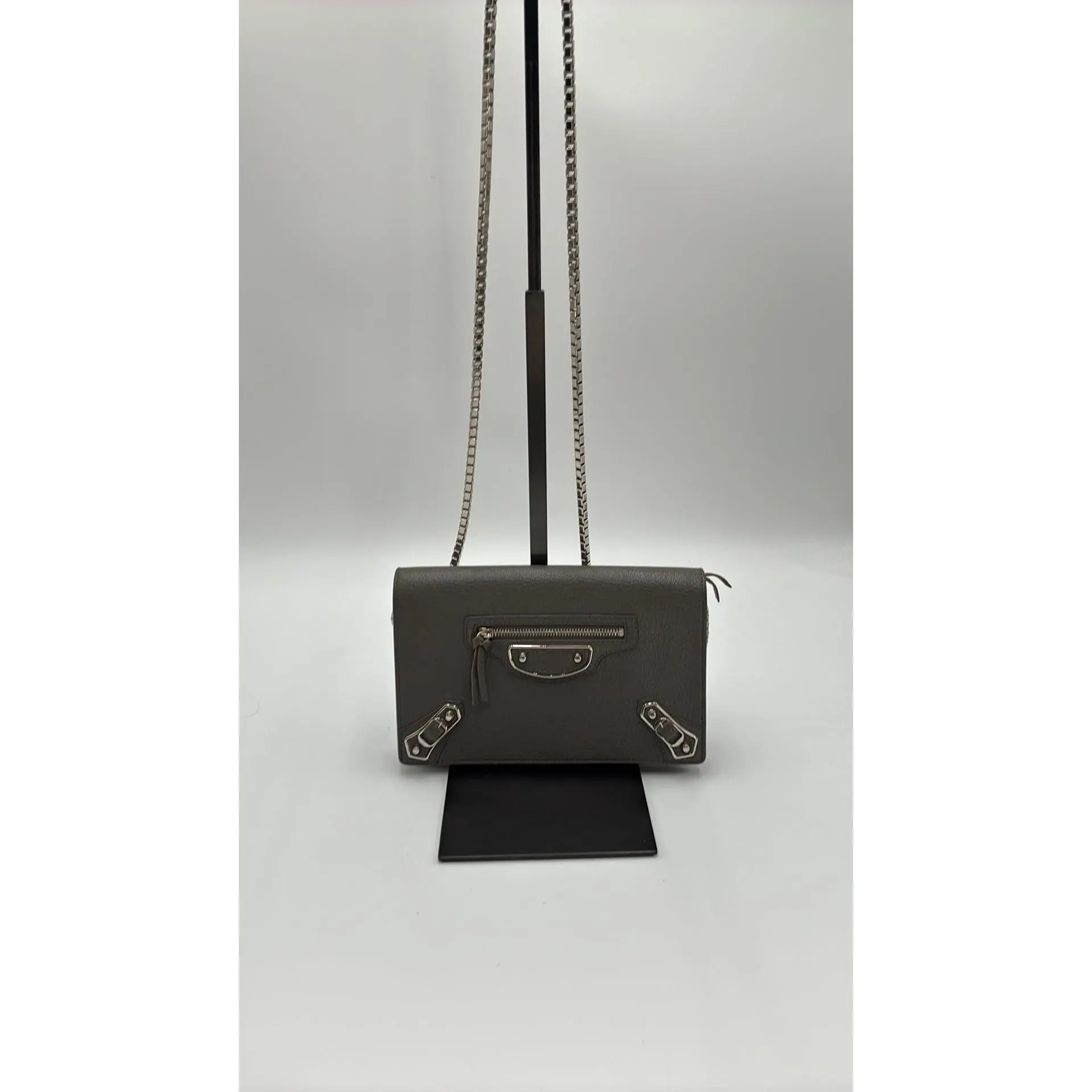 Pre-owned Leather Luxury Bags & Accessories Balenciaga Classic City WOC, Grey Date Code: 4441691320B568008. Entrupy ID: 3QHRTYJ.