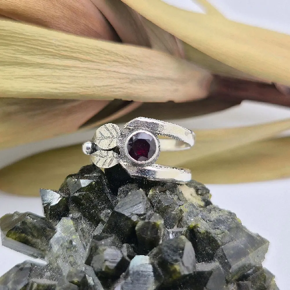Jen's Jewels Size 8 Deep Red Garnet and Sterling Silver Ring