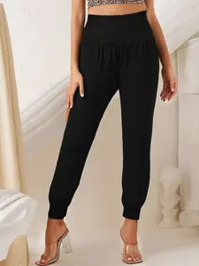 Women's classic black casual autumn-winter casual pants. The waist is cinched, and the leg openings are fastened. The slim fit is suitable for daily wear and versatile for both work commutes and outdoor activities.