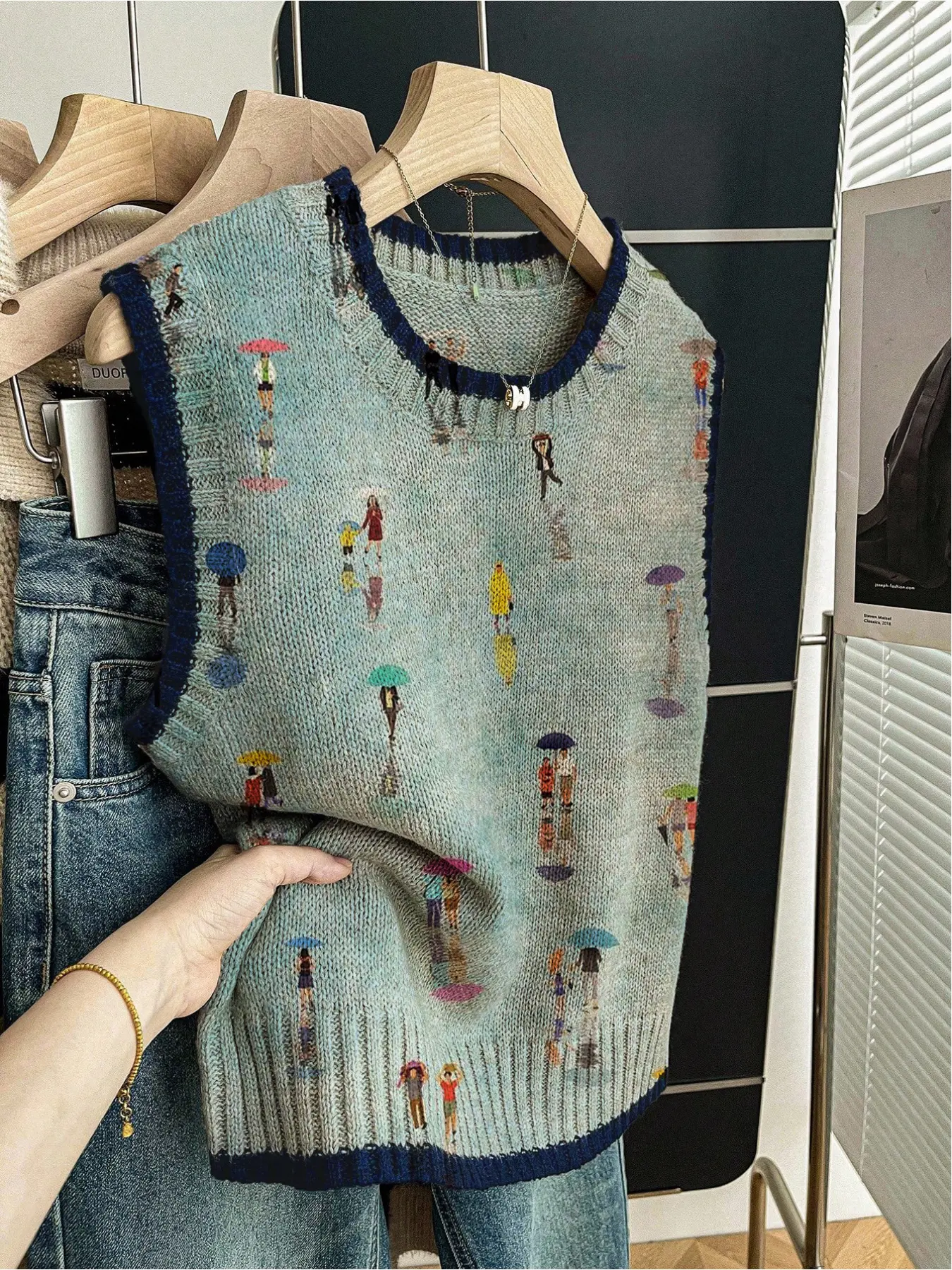 1 piece, Womenswear, Spring/Summer Back-to-School Loose Round-neck Sleeveless Knitted Dark Blue With Edging Contrasting Blue Gradient Patchwork Character Print Women's Top for Outfits, suitable for layering or wearing alone, Sleeveless Printed