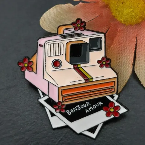 Small Floral Camera Enamel Pin "Bonjour Amour" Instant Camera Flowers Elegant Brooch Lapel Badge for Photographers Lovers Enamel Lapel Pins