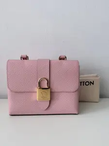 Pre-owned textured leather Crossbody Bags Pre Loved Designer Style Pink Leather Crossbody Bag with Gold Tone Hardware