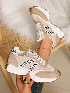 Trendy Sports Shoes for All Seasons, Comfortable Lightweight Rubber Sole, Women's Walking Shoe