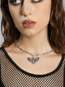 Gothic Skull Moth Pendant Necklace, Punk Wire Mesh Chain, European and American Style, Bold Jewelry Accessory, Unique Fashion Statement, Gothic Witch Jewelry