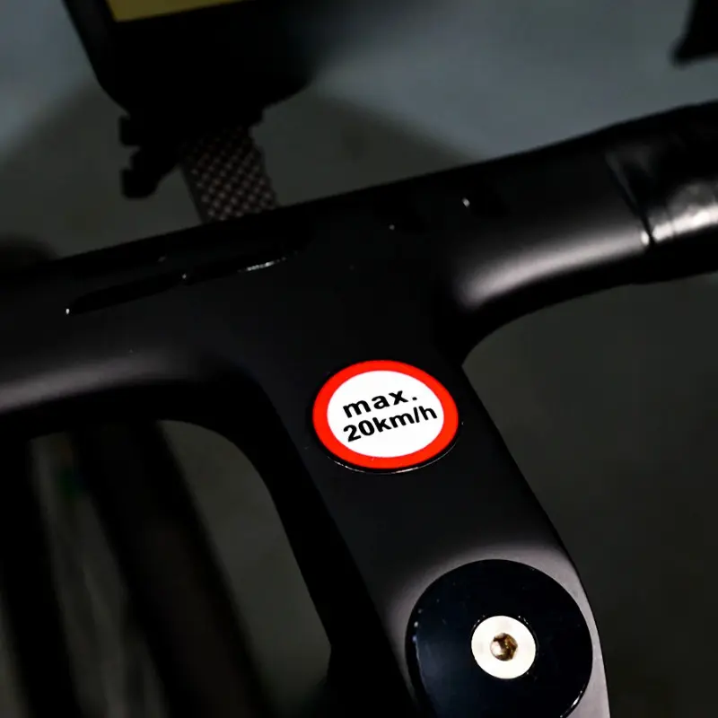 2PCS/SET Eye-Catching Warning-Style max. 30km/h Speed Limit Logo Car Sticker For low-speed vehicle/e-scooter bodies, safety cultural items, traffic warning supplies, with red-black warning color scheme + "max. 30km/h" speed limit text as elements.