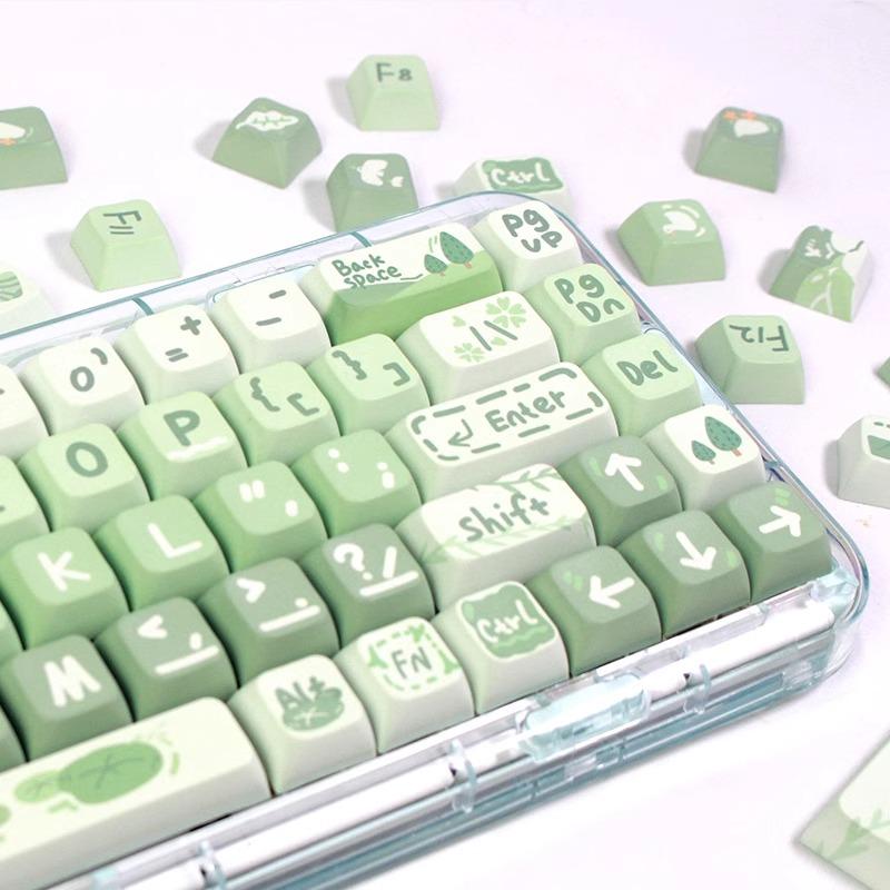 Akko PBT Matcha Latte Pattern Keycap, 133 Keys Milk Green Theme Keyboard Covers , XDA-Like Height Mechanical Keyboard Case, Cute Kit Customized Keycap, Lovely Matcha Milk Green Keycap Set, Durable Keyboard Case for 6.26u Keyboard 61/87/96/98/104/108