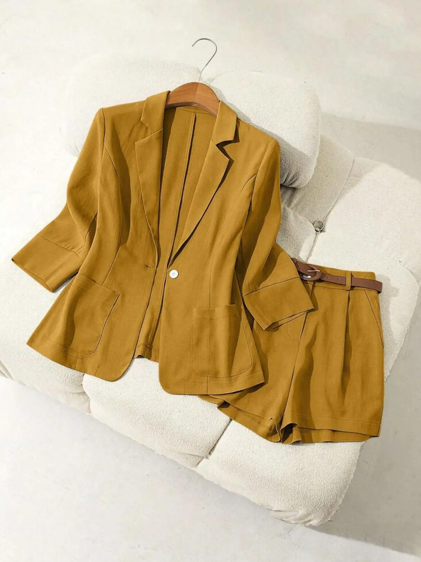 Two piece set of women's casual and fashionable Notched Lapel Blazer suit shorts set, waist cinched mini suit+shorts two-piece temperament commuting set, suitable for all seasons, suitable for home, indoor, outdoor wear