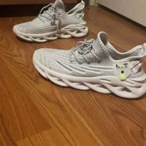 Product Review of Mens Shoes, Ultra-light Textured Design Lace-up Trainers for Treadmill Wear As Gift, Workout Sneakers, Casual Twist Sole Design Sports Running Shoes for Summer 2025 from N**l 🇹**