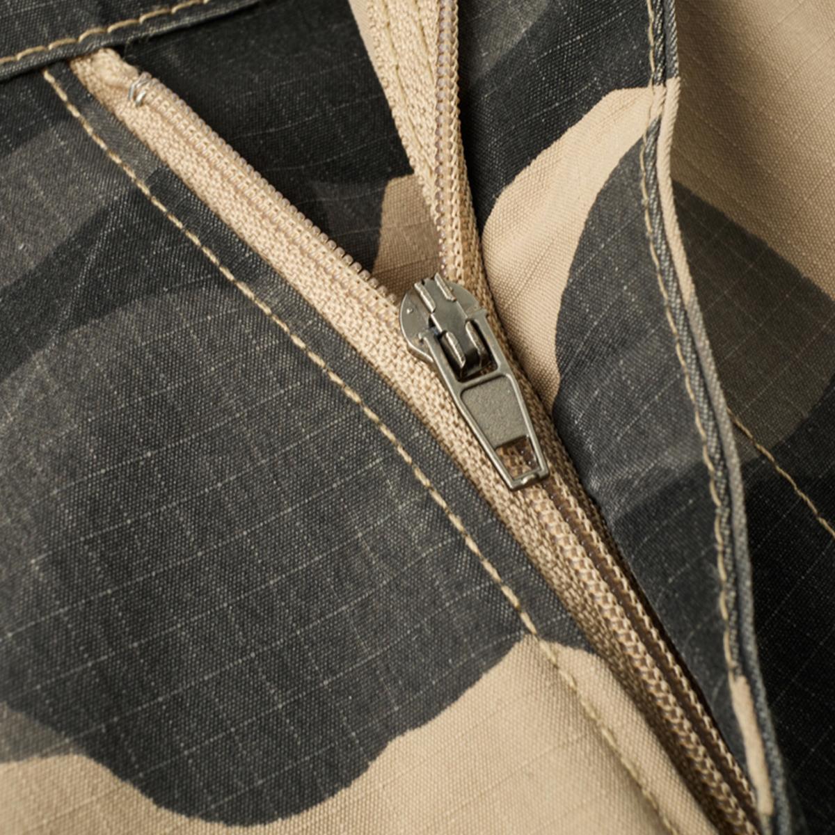 Heavyweight camouflage work pants that are durable and highly functional, featuring a camouflage pattern for work environments and spring use.