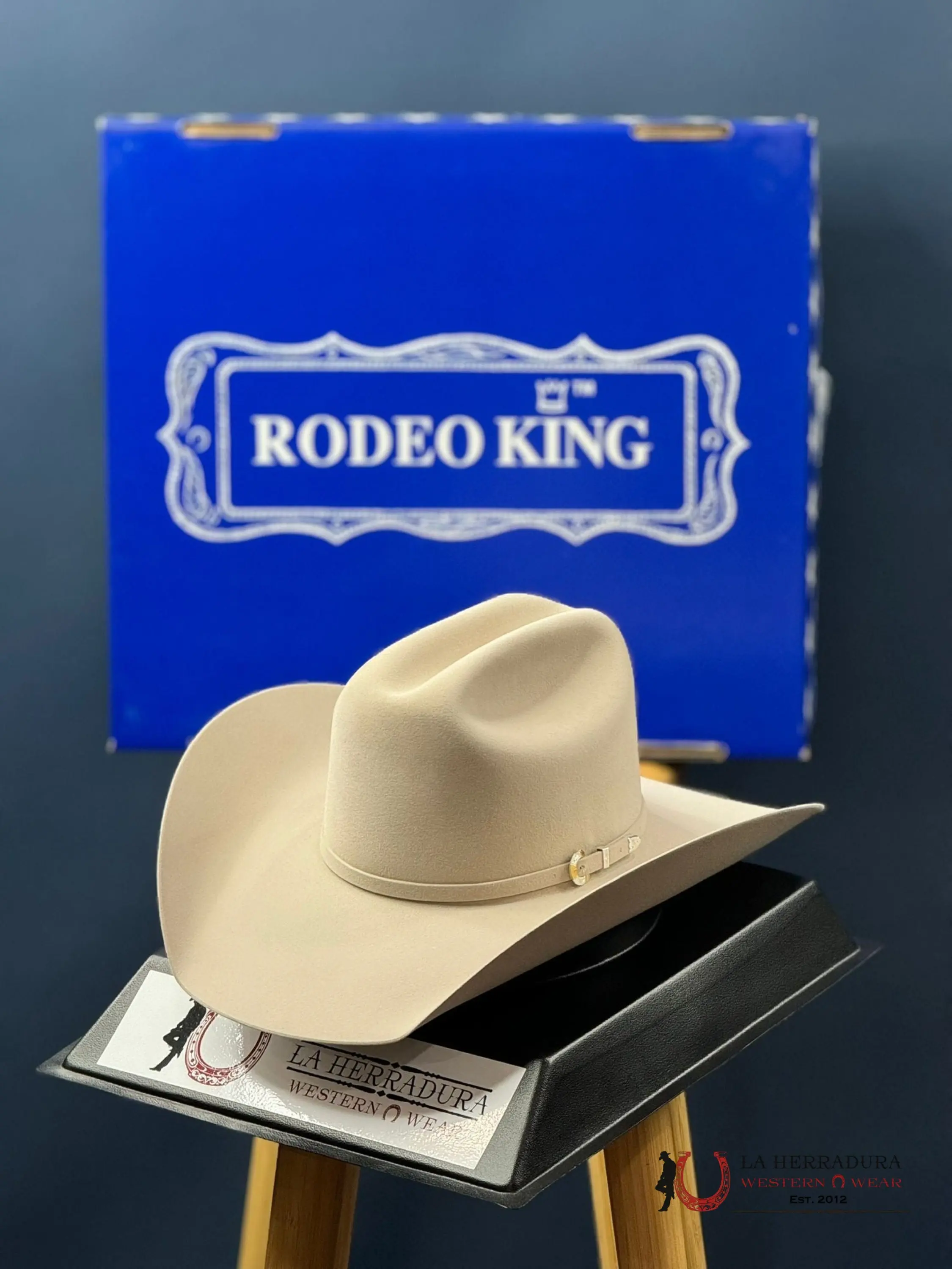 Top Hand 1000X Felt Cowboy Hat in Silver Belly, a Stylish Hat with a Custom Shapeable 4.25" Brim and 3-Piece Silver Band, Buckle