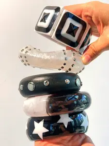 1pc Punk Style Black & White Contrast Resin Bracelet, Multi-Element Rivet Design With Star Decor, Asymmetric Round Jewelry Fashion Gift For Women, Suitable For Daily Wear, Stackable Bracelets