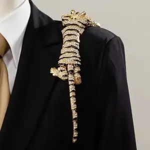 Zinc Alloy Rhinestone Tiger Brooch, Vintage Full Drill Pin, Luxurious Fashion Accessory, One Piece Per Pack