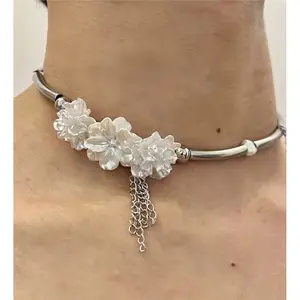 Vintage Chinese Collar Choker Necklace - Adjustable Chain Elegant Costume Jewelry with Niche Design White Shell Texture Floral Pendant and Fringe