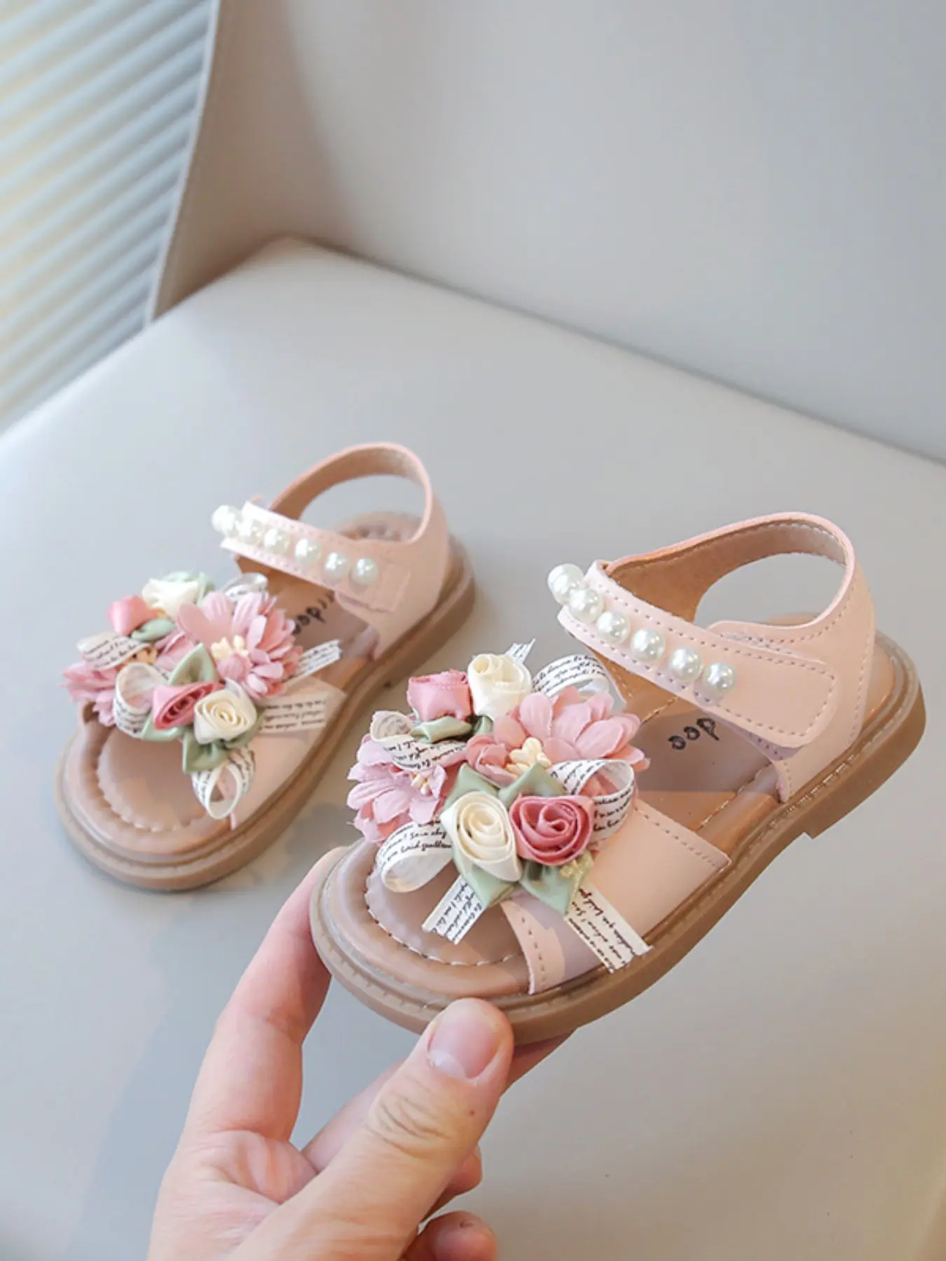 Girls' Floral Pearl Toe Protector Sandals, Elegant Forest Style, Easy Wear Magic Tape, Anti-Slip Soft Sole, Suitable for Baby Walking, Floral Design Sandals, Fashionable Sandals, Flower Sandals, Pu Rubber Sandals, Non Slip Sandals