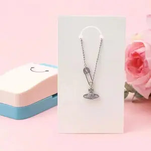 Portable hang tag punching tool keychain jewelry display card hang tag DIY suitable for supporting paper and cardboard