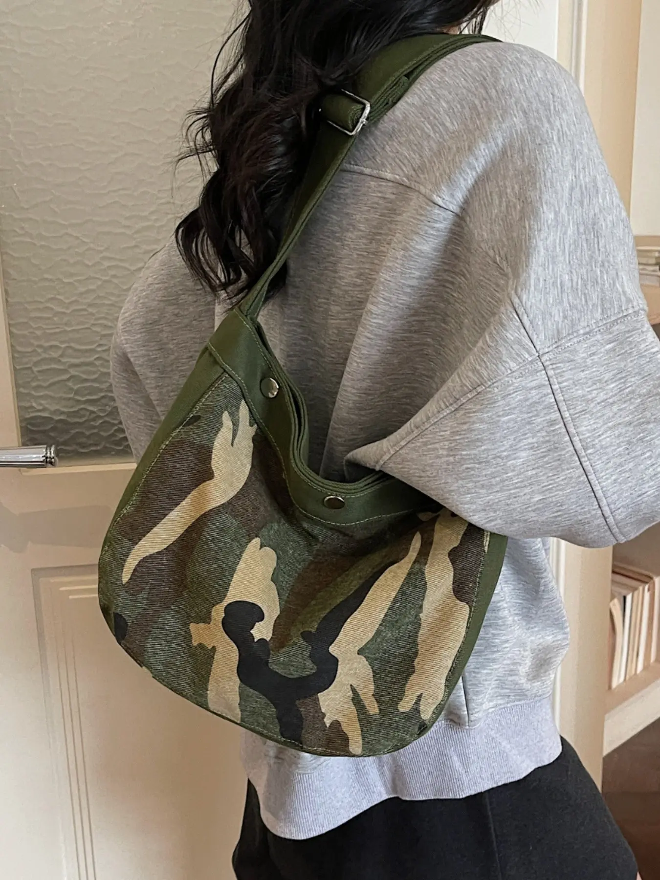2026 New Vintage Camouflage Crossbody Bag, Stylish Crossbody Bags, Large Capacity Canvas Shoulder Bag, Casual Lightweight Backpack, Trendy Street Style, Fashionable Casual Bag