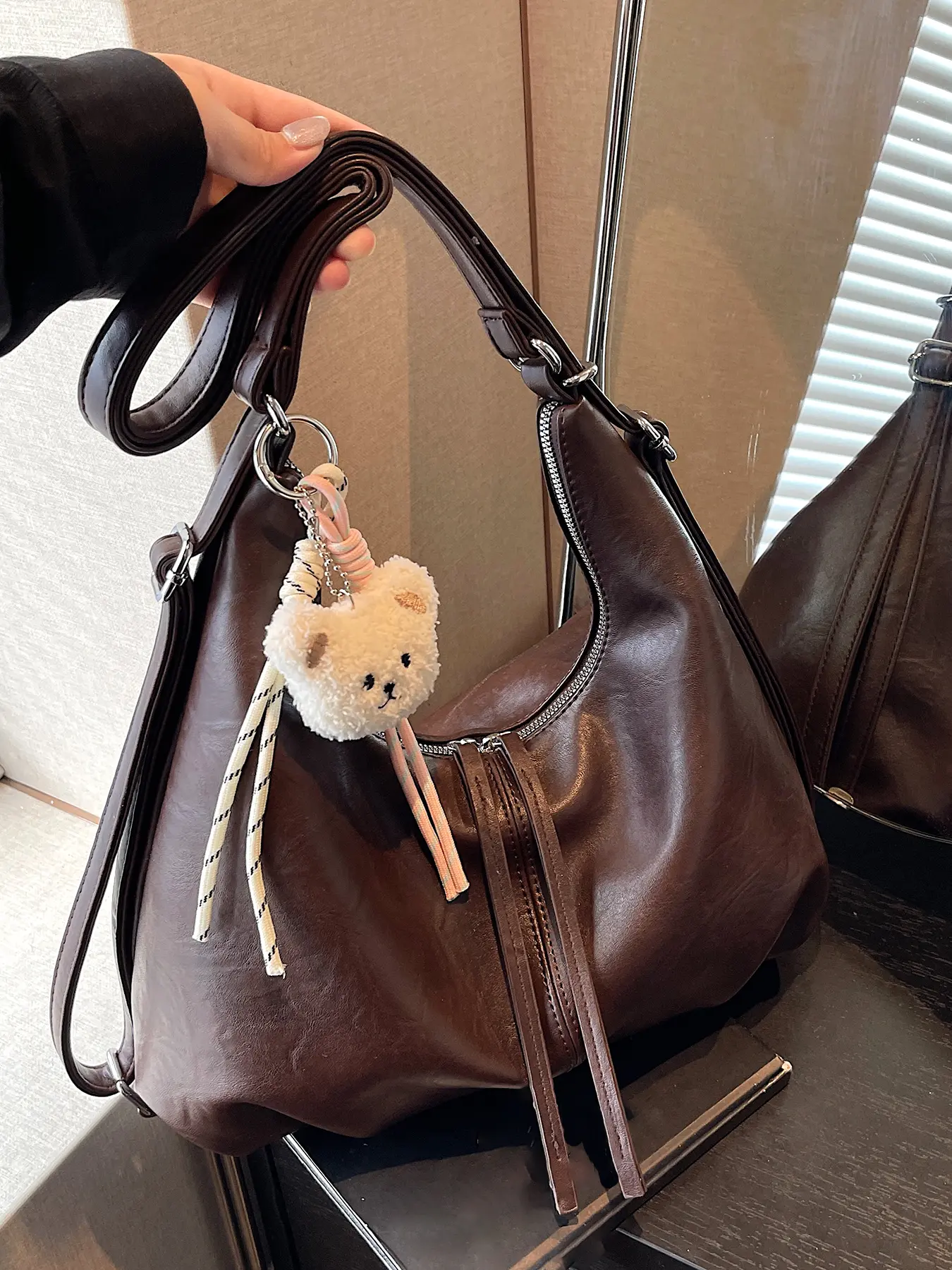 Niche design simple retro texture, one-shoulder tote bag, cute bear pendant one-shoulder handbag, Casual Trendy Purses, versatile multiple colors, suitable for daily commuting, shopping, etc., Pu Tote Satchel